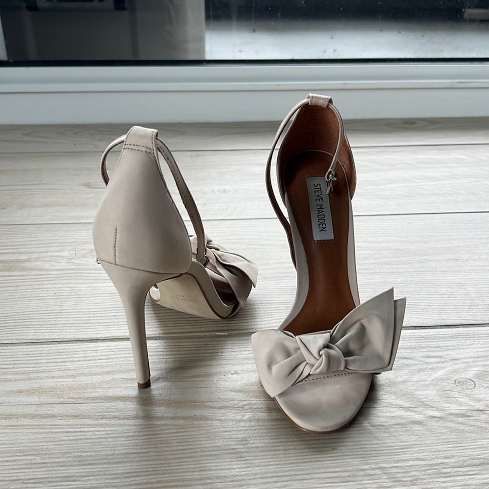 WORN ONCE- Steve Madden size 7 nude/beige heels